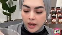 Ada juga menu katering plecing kangkung yang Aisyahrani perlihatkan ke penonton. Menurutnya menu ini ‘enak banget.’ Terdiri dari kangkung, tauge, dan sambal segar. Foto: TikTok @aisyahrani55 / Instagram @syh55