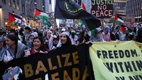 Para demonstran menghadiri protes pro-Palestina pada hari peringatan dua tahun serangan Hamas terhadap Israel, di New York City, AS, 7 Oktober 2025. Dirangkum detikcom, Rabu (8/10/2025), pihak Israel berdalih agresi mereka di Gaza dipicu serangan Hamas di Tel Aviv pada 7 Oktober 2023. Tentara Israel lalu langsung melancarkan serangan balik ke Gaza mulai saat itu hingga hari ini. Foto: REUTERS/Shannon Stapleton