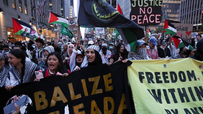 Demonstrators attend a pro-Palestinian protest on the day of the two-year anniversary of the attack on Israel by Hamas, in New York City, U.S., October 7, 2025. REUTERS/Shannon Stapleton
