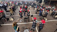 Ribuan warga Afrika Selatan memanggang daging bersama di Stadion Loftus Versfeld, Pretoria. Acara ini digelar untuk memperingati Hari Warisan dan mencoba memecahkan rekor dunia braai terbesar. Foto: Reuters/Siphiwe Sibeko
