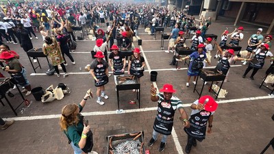 Aksi Ribuan Warga Panggang Daging Demi Pecahkan Rekor Dunia