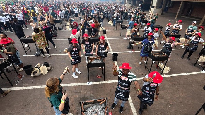 Aksi Ribuan Warga Panggang Daging Demi Pecahkan Rekor Dunia People gather around braai stands as they attempt to break the Guinness World Record for the most people braaiing simultaneously at 'World's Biggest Braai' event on Heritage Day, at Loftus Versfeld Stadium, in Pretoria, South Africa, September 24, 2025. REUTERS/Siphiwe Sibeko