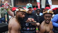Perwakilan Guinness World Records memantau langsung proses pemecahan rekor. Hasil resmi akan diumumkan setelah proses verifikasi selama dua hari ke depan. Foto: Reuters/Siphiwe Sibeko