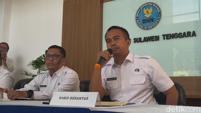 Kabid Berantas BNNP Sultra Alam Kusuma saat menggelar konferensi pers terkait kematian tahanan narkotika.