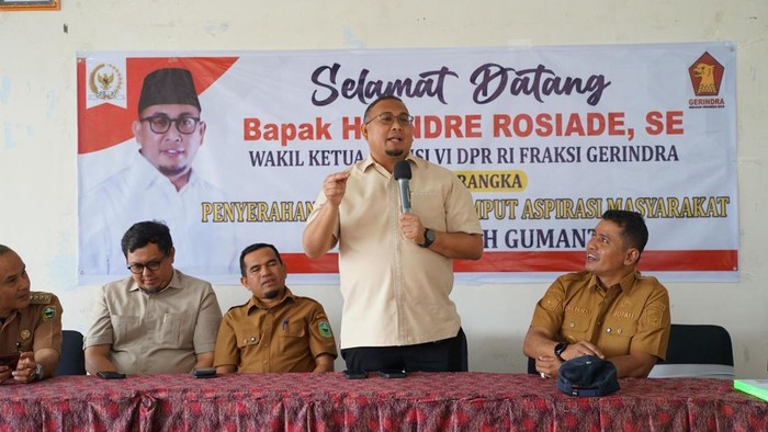 Andre Rosiade Salurkan Ratusan Beasiswa PIP Buat Pelajar di Kabupaten Solok