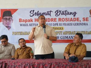 Andre Rosiade Salurkan Ratusan Beasiswa PIP Buat Pelajar di Kabupaten Solok
