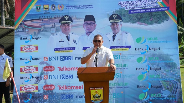Andre Rosiade Salurkan Ratusan Beasiswa PIP Buat Pelajar di Kabupaten Solok
