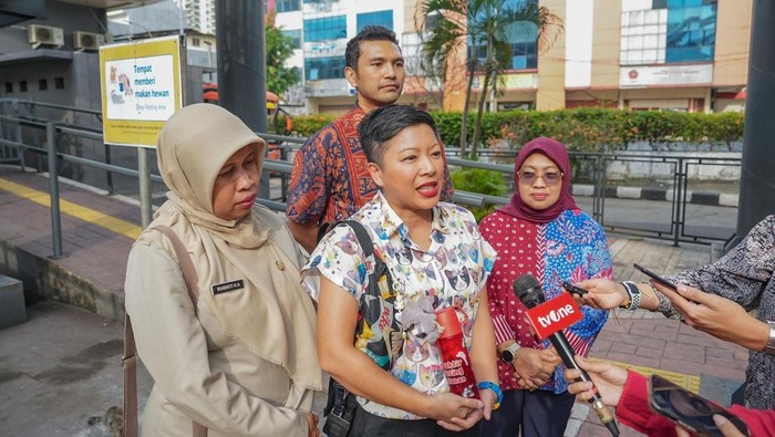 Anggota Komisi B DPRD DKI Jakarta Fraksi Partai Solidaritas Indonesia (PSI), Francine Widjojo meninjau Skywalk Kebayoran Lama yang kini menyediakan tempat khusus beri makan kucing. (dok. ist)
