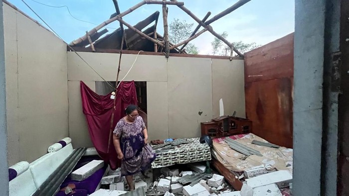 Angin kencang di Mojokerto rusak rumah warga