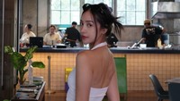 Anya Geraldine mengaku pakai baju seksi karena pekerjaan saja. Kalau hari-hari chill saja gini, katanya. (Foto: dok Instagram anyageraldine)
