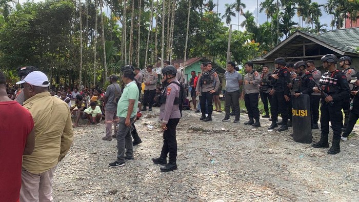 Aparat kepolisian mengawal proses damai bentrokan warga di Mimika.