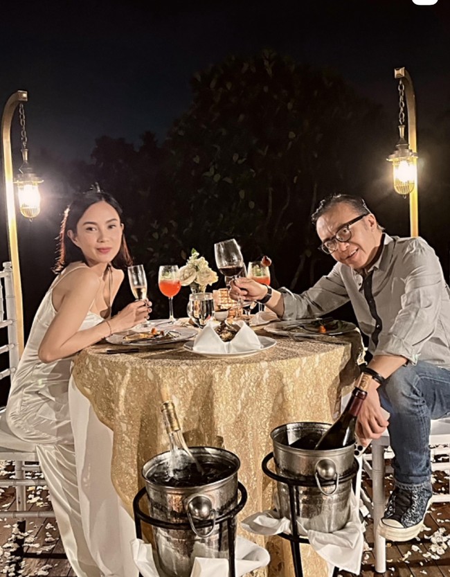 Seperti layaknya pasangan kekasih, keduanya pun kerap menghabiskan waktu bersama. Sebelumnya Ari Lasso sendiri diketahui sudah pernah menikah dengan Vita Dessy dan memutuskan untuk bercerai pada 2024. Sama seperti Ari, Dearly juga diketahui sudah pernah menikah sebelumnya, namun akhirnya memutuskan berpisah. Foto: Instagram/@ari_lasso