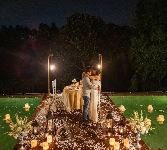 Dalam salah satu foto unggahan terlihat Ari dan Dearly yang sedang dinner romantis. Keduanya tampil mesra kala memamerkan pose saling merangkul dan bertatapan. Foto: Instagram/@ari_lasso