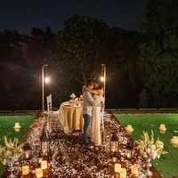 Dalam salah satu foto unggahan terlihat Ari dan Dearly yang sedang dinner romantis. Keduanya tampil mesra kala memamerkan pose saling merangkul dan bertatapan. Foto: Instagram/@ari_lasso