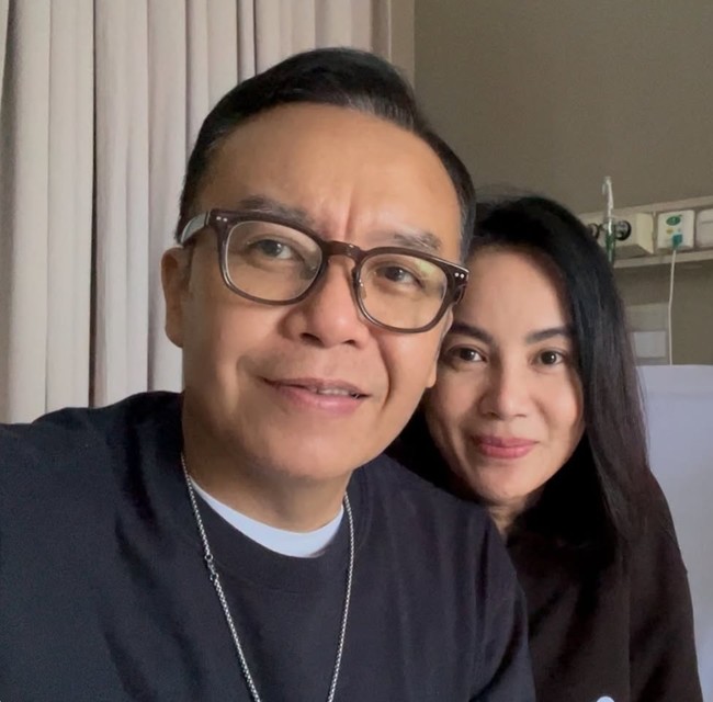 Ari juga setia menemani Dearly saat harus terbaring di rumah sakit karena terkena penyakit DBD. Foto: Instagram/@ari_lasso