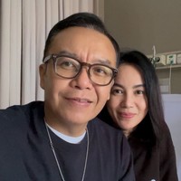 Ari juga setia menemani Dearly saat harus terbaring di rumah sakit karena terkena penyakit DBD. Foto: Instagram/@ari_lasso