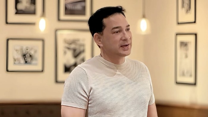 Ari Wibowo menjalani facelift di Korea Selatan.