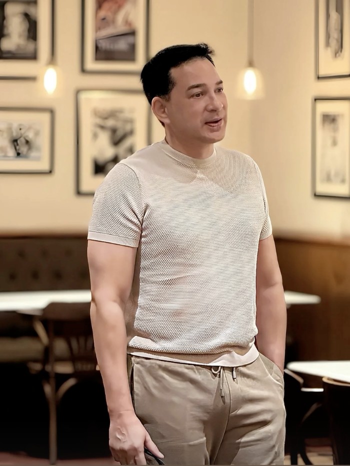 Ari Wibowo Ari Wibowo menjalani facelift di Korea Selatan.