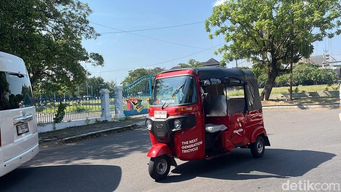 Penampakan bajaj Maxride yang kini terlibat beroperasi di Kota Solo, Rabu (8/10/2025).