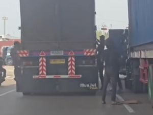 Tak Ada Takut-takutnya Bajing Loncat Tengah Hari Bolong di Koja