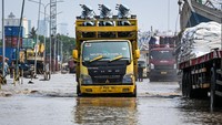 Truk menerobos banjir rob di Pelabuhan Sunda Kelapa, Jakarta, Rabu (8/10/2025). Foto: ANTARA FOTO/SULTHONY HASANUDDIN