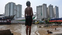 Badan Penanggulangan Bencana Daerah (BPBD) Jakarta mengimbau warga pesisir utara untuk mewaspadai potensi banjir rob pada 8-15 Oktober 2025 yang disebabkan fenomena pasang maksimum air laut bersamaan dengan fase Bulan Purnama. Foto: ANTARA FOTO/SULTHONY HASANUDDIN