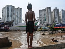 Saat Rob Datang, Anak-Anak Bermain Air di Pelabuhan Sunda Kelapa