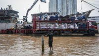 Anak-anak bermain saat banjir rob di Pelabuhan Sunda Kelapa, Jakarta, Rabu (8/10/2025). Foto: ANTARA FOTO/SULTHONY HASANUDDIN