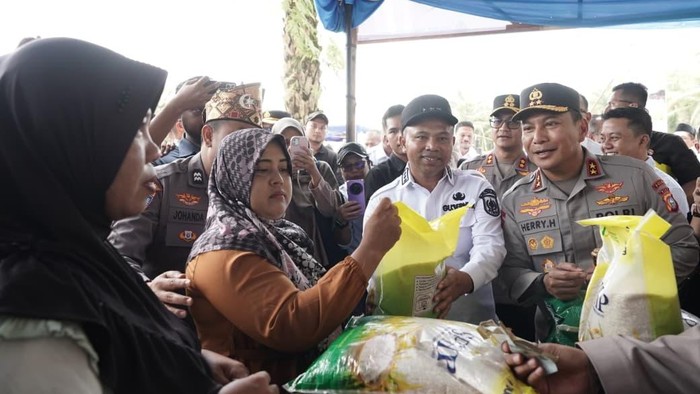 Bazar Pangan Murah di Kabupaten Bengkalis, Riau disambut antusias ribuan warga, Rabu (8/10/2025).