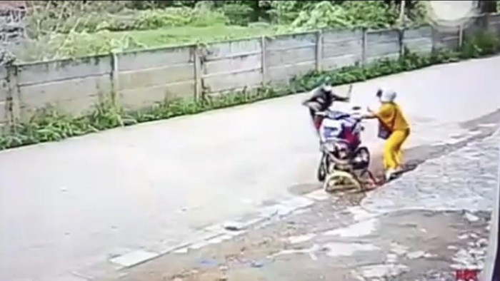 Rekaman CCTV memperlihatkan IRT di Palembang dibegal hingga motor raib