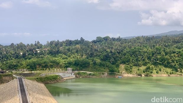 Penampakan Bendungan Meninting dari atas sebelah kanan, Rabu (8/10/2025). (M. Zahiruddin/detikBali)