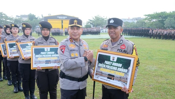 Bhabinkamtibmas Polres Kepulauan Meranti raih penghargaan Green Policing Awards. Penghargaan disampaikan langsung oleh Kapolda Riau Irjen Pol Herry Heryawan, Rabu (8/10/2025).