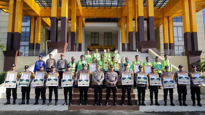 Bhabinkamtibmas Polres Kepulauan Meranti raih penghargaan Green Policing Awards. Penghargaan disampaikan langsung oleh Kapolda Riau Irjen Pol Herry Heryawan, Rabu (8/10/2025).