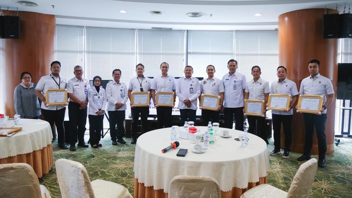 BMKG memberikan piagam penghargaan dan pin emas ke Ditreskrimum Polda Metro Jaya. (Dok istimewa).