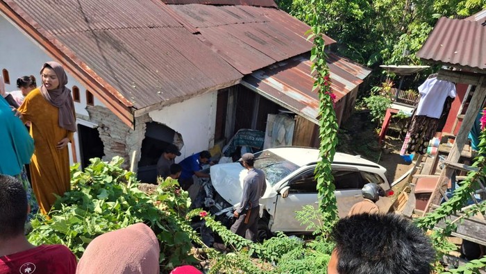 Mobil Toyota Rush yang dikemudikan istri Kasat Sabhara Polres Sinjai AKP Herman, Rita Sahara (44) menabrak dua rumah warga di Kabupaten Bulukumba, Sulawesi Selatan (Sulsel).