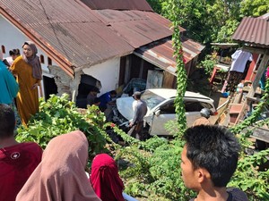 Mobil Istri Kasat Sabhara Polres Sinjai Tabrak 2 Rumah di Bulukumba