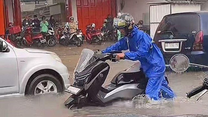 Banjir menggenangi ruas jalan di sekitar Bundaran Samata, Kabupaten Gowa, Rabu (8/10/2025).