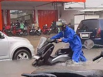 Jalan Sekitar Bundaran Samata Gowa Tergenang, Lalin Macet-Motor Mogok