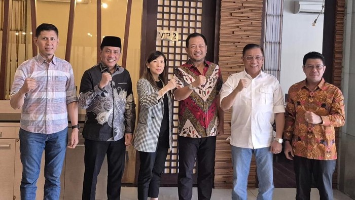 Bupati Bima Ady Mahyudi didampingi Wakil Bupati Bima Irfan Zubaidy, Bupati Dompu Bambang Firdaus, dan Wali Kota Bima A Rahman bertemu petinggi Sriwijaya Air di Mataram, Rabu, (8/10/2025). (Dok. Prokopim Pemkab Bima)