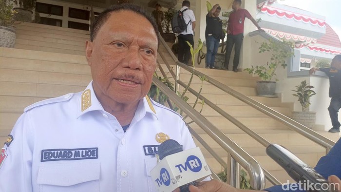 Bupati TTS, Eduard Markus Lioe, saat diwawancarai di Kantor Bupati TTS.