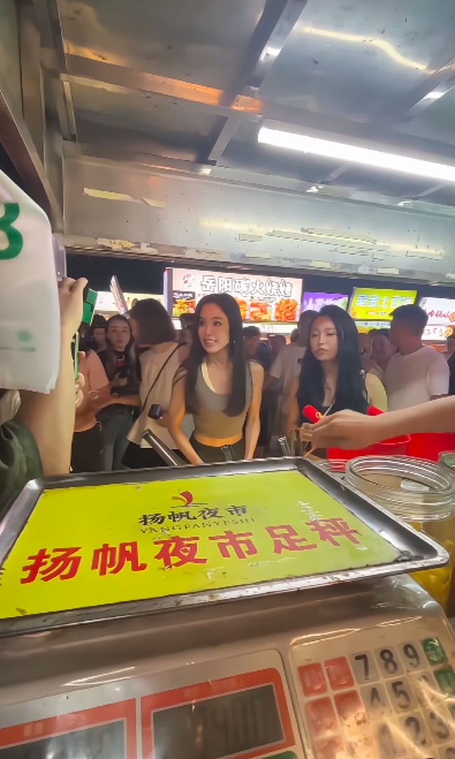 Tak hanya wajah cantik, wanita yang belum menikah itu memamerkan tubuh langsing yang bikin iri sesama wanita. Foto: Instagram @phoonkwokwai