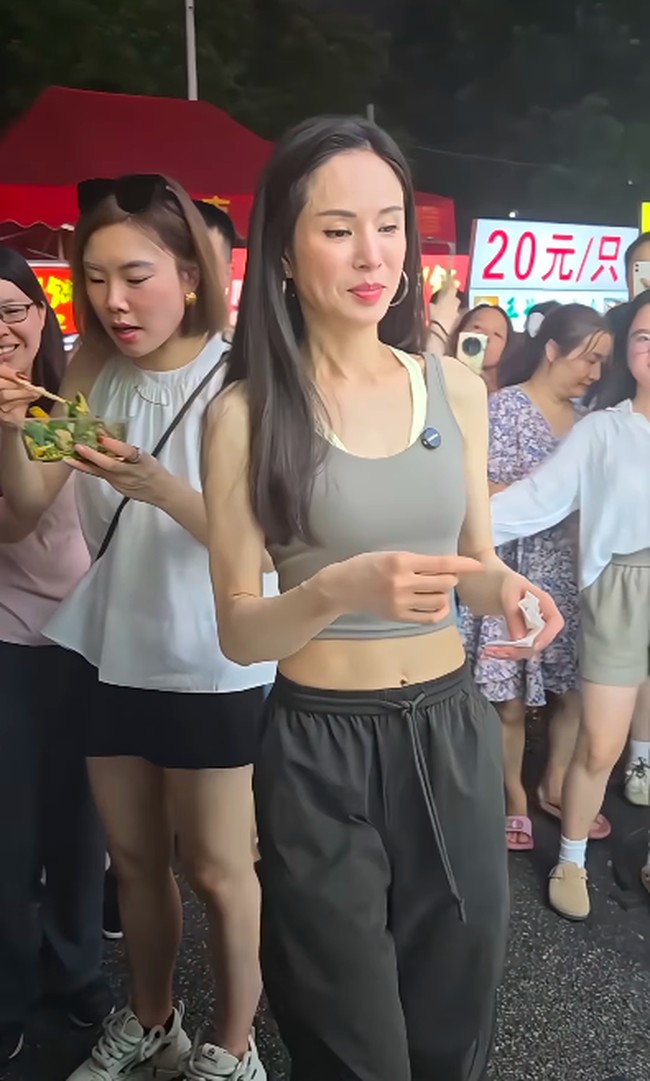 Dalam postingan, Carman Lee mengenakan tank top abu dan sweat pants hitam. Ia melengkapi gayanya dengan hoop earrings dan makeup sederhana.  Foto: Instagram @phoonkwokwai