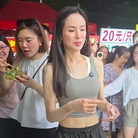 Dalam postingan, Carman Lee mengenakan tank top abu dan sweat pants hitam. Ia melengkapi gayanya dengan hoop earrings dan makeup sederhana.  Foto: Instagram @phoonkwokwai