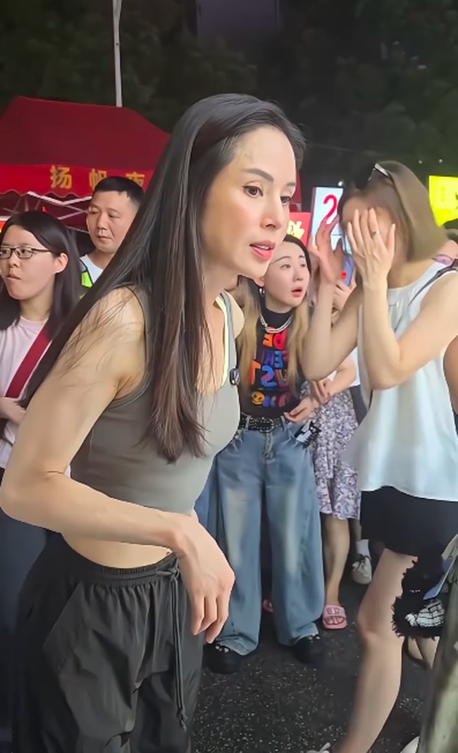 Dalam video yang diambil di sebuah pasar malam di Changsha, China, Carman Lee memang tampak lebih muda dari usia aslinya. Hampir memasuki kepala 6, banyak orang menyebut ia masih tampak seperti wanita 30 tahunan. Foto: Instagram @phoonkwokwai