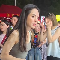 Dalam video yang diambil di sebuah pasar malam di Changsha, China, Carman Lee memang tampak lebih muda dari usia aslinya. Hampir memasuki kepala 6, banyak orang menyebut ia masih tampak seperti wanita 30 tahunan. Foto: Instagram @phoonkwokwai