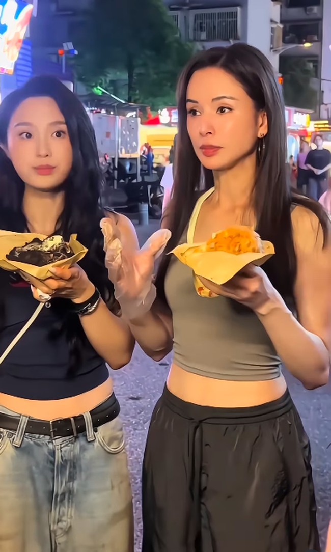 Carman Lee yang dikenal lewat peran Bibi Lung dalam ‘The Condor Heroes’ kembali jadi perbincangan karena penampilannya. Dalam video yang viral, netizen terkejut dengan wujud asli sang aktris.Foto: Instagram @phoonkwokwai