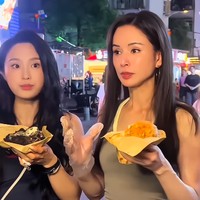 Carman Lee yang dikenal lewat peran Bibi Lung dalam ‘The Condor Heroes’ kembali jadi perbincangan karena penampilannya. Dalam video yang viral, netizen terkejut dengan wujud asli sang aktris.Foto: Instagram @phoonkwokwai