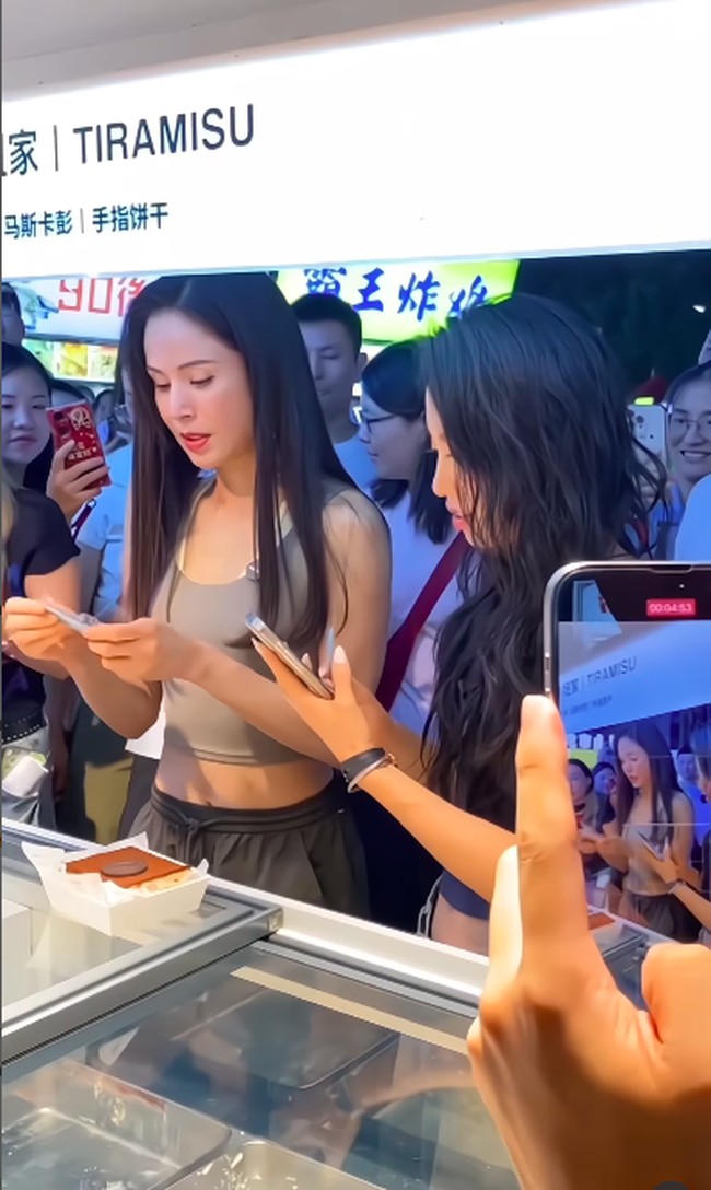 Bicara mengenai kecantikan, Carman Lee yang sempat bikin heboh setelah diberhentikan petugas bandara karena wajah tidak sesuai dengan usia itu pernah mengungkap rahasianya. Foto: Instagram @phoonkwokwai