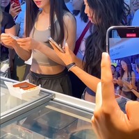 Bicara mengenai kecantikan, Carman Lee yang sempat bikin heboh setelah diberhentikan petugas bandara karena wajah tidak sesuai dengan usia itu pernah mengungkap rahasianya. Foto: Instagram @phoonkwokwai