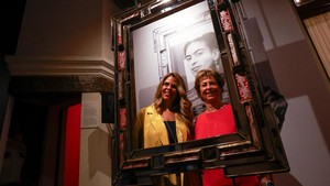 Mara de Anda Kahlo, cicit Frida Kahlo, dan Mara Romeo Kahlo, cicit Frida Kahlo, berpose untuk difoto di Museum Casa Kahlo. Museum ini melengkapi Casa Azul dengan menghadirkan perspektif personal tentang kehidupan Frida. Foto: REUTERS/Raquel Cunha